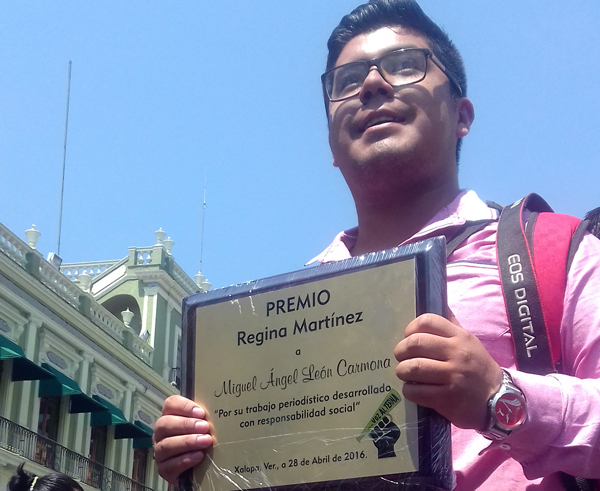 Periodistas de a Pie :: Otorgan a Miguel León, primer premio Regina Martínez, a cuatro años de su asesinato